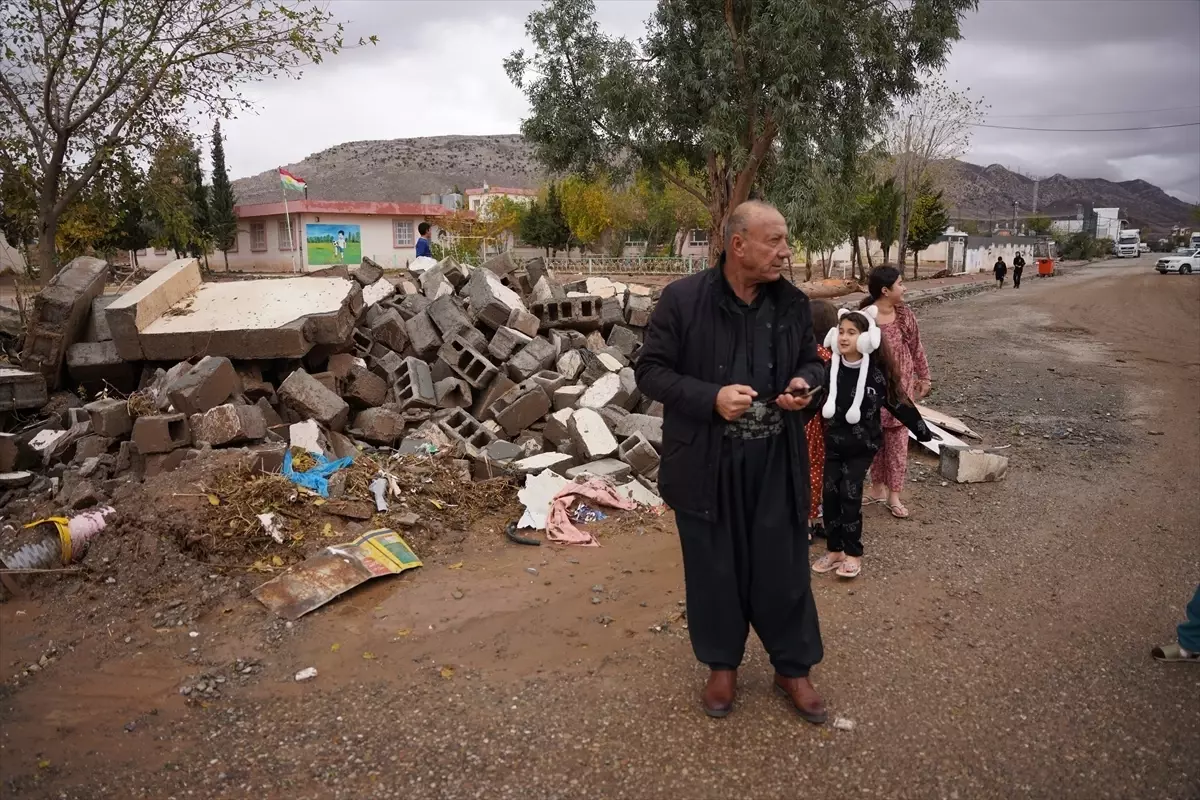 Irak'taki sel felaketinde, yaklaşık 30 öğrenci okul duvarı çökmeden saniyeler önce kurtarıldı
