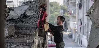 İsrail saldırılarında ailesini kaybeden Gazzeli palyaço, acısına rağmen çocukları güldürüyor