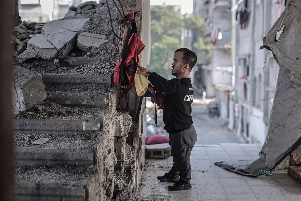 İsrail saldırılarında ailesini kaybeden Gazzeli palyaço, acısına rağmen çocukları güldürüyor