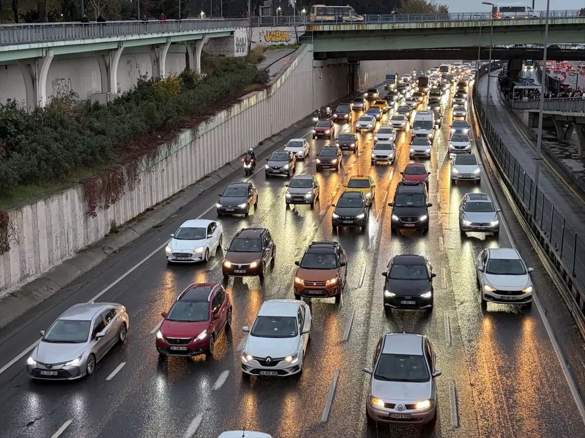 İstanbul'da haftanın ilk iş gününde trafik yoğunluğu yüzde 76'ya çıktı