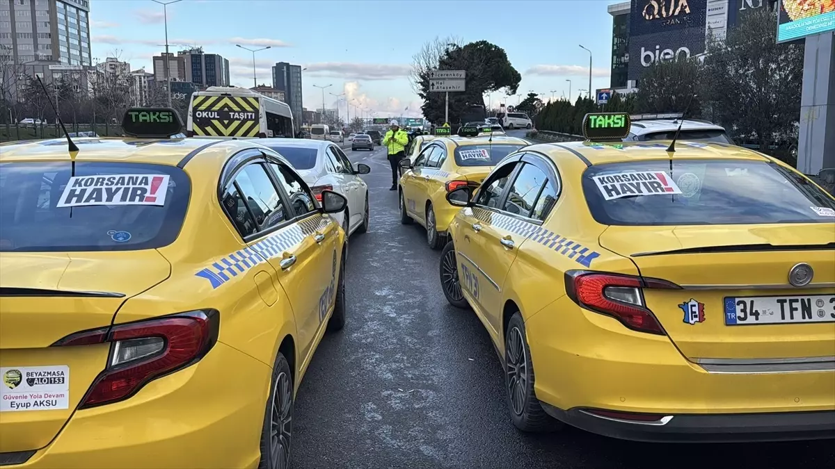 İstanbul'da konvoy oluşturarak bir araya gelen taksicilerden korsan taşımacılığa tepki