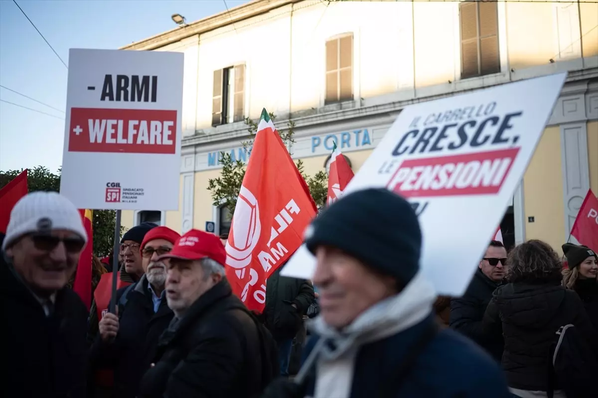 İtalya'da işçiler, hükümetin 2026 bütçe planını protesto için greve gitti