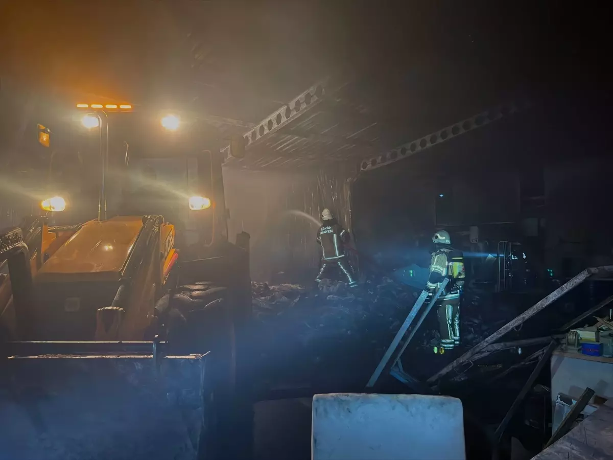 İzmir'de kompozit malzeme üreten fabrikada çıkan yangın söndürüldü