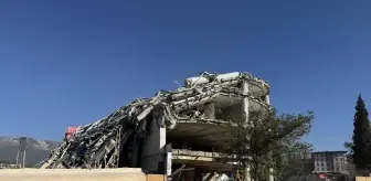 Kahramanmaraş'ta depremlerde hasar alan 10 katlı iş merkezi kontrollü şekilde yıkıldı