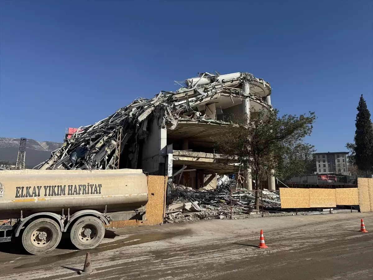 Kahramanmaraş'ta depremlerde hasar alan 10 katlı iş merkezi kontrollü şekilde yıkıldı
