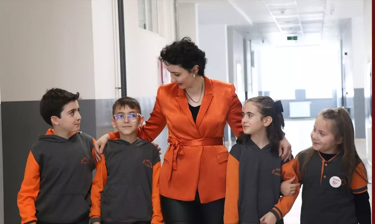 Kanseri yenen Mehtap öğretmen için ders zili bir yıl aradan sonra yeniden çaldı