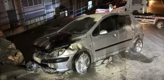 Karabük'te duvara çarparak alev alan otomobil kullanılamaz hale geldi