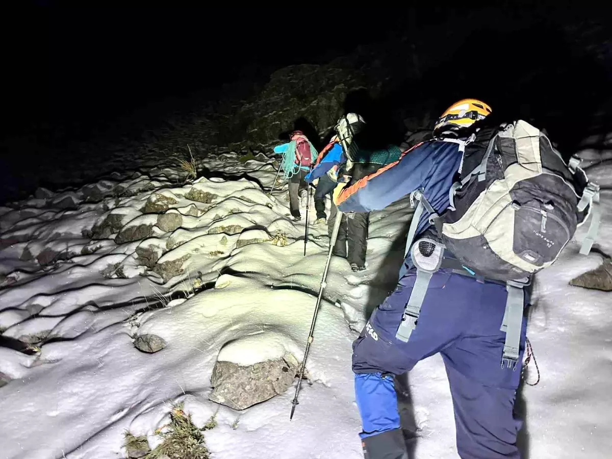 Karla kaplı dağa tırmanıp mahsur kalan 3 arkadaş kurtarıldı