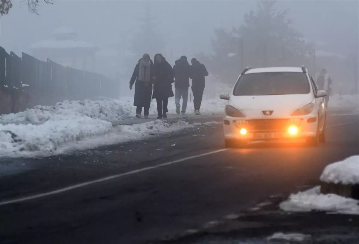 Kars'ta etkili olan sis trafiği olumsuz etkiledi
