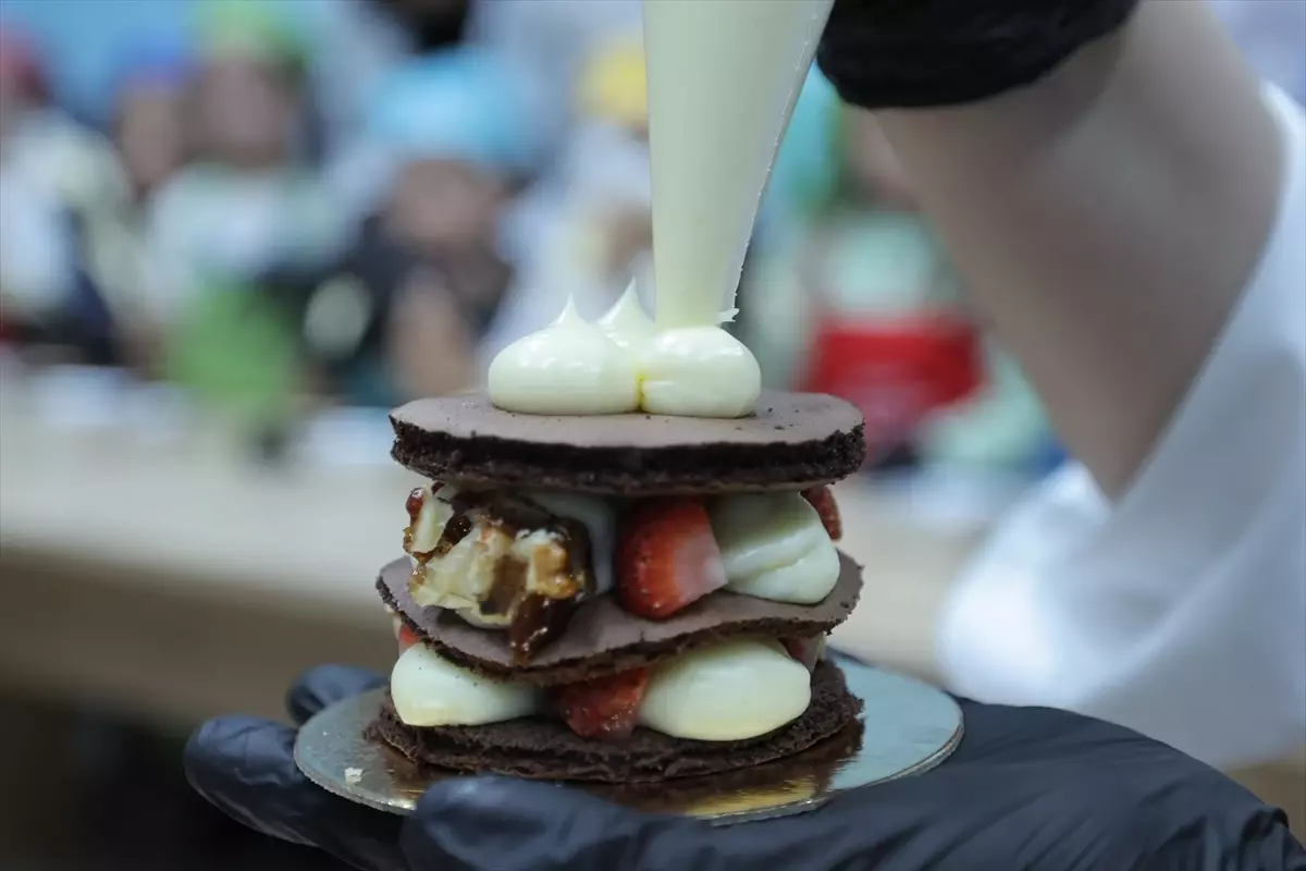 Kayseri'de 'Minik Şefler Mutfakta' etkinliğiyle çocuklar pasta yapımını deneyimledi