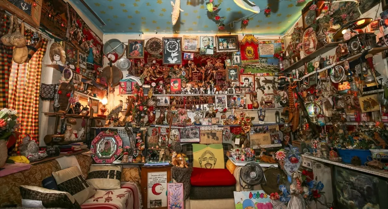 Kazım amca 60 yıllık hediyelikleri ve çeşitli illerden aldığı eşyaları bir odaya sığdırdı