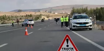 Kilis'te minibüs ile otomobilin çarpıştığı kazada 3 kişi yaralandı