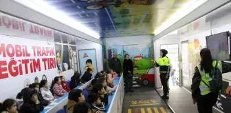 Kilis'te öğrencilere 'Mobil Trafik Eğitim Tırı'nda eğitim verildi