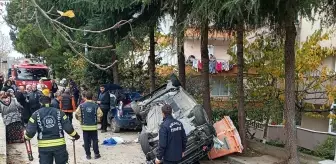 Kocaeli'de cipe çarpıp devrilen otomobildeki 3 kişi yaralandı