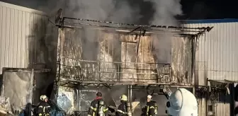 Kocaeli'de geri dönüşüm deposunda çıkan yangın söndürüldü