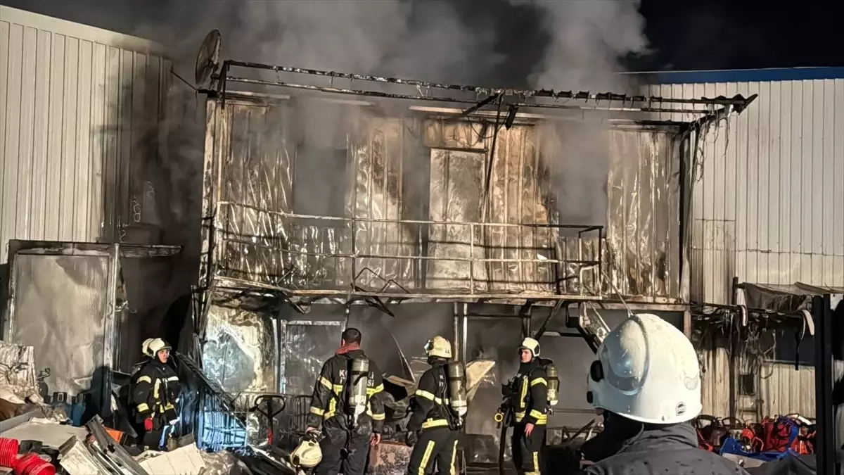 Kocaeli'de geri dönüşüm deposunda çıkan yangın söndürüldü