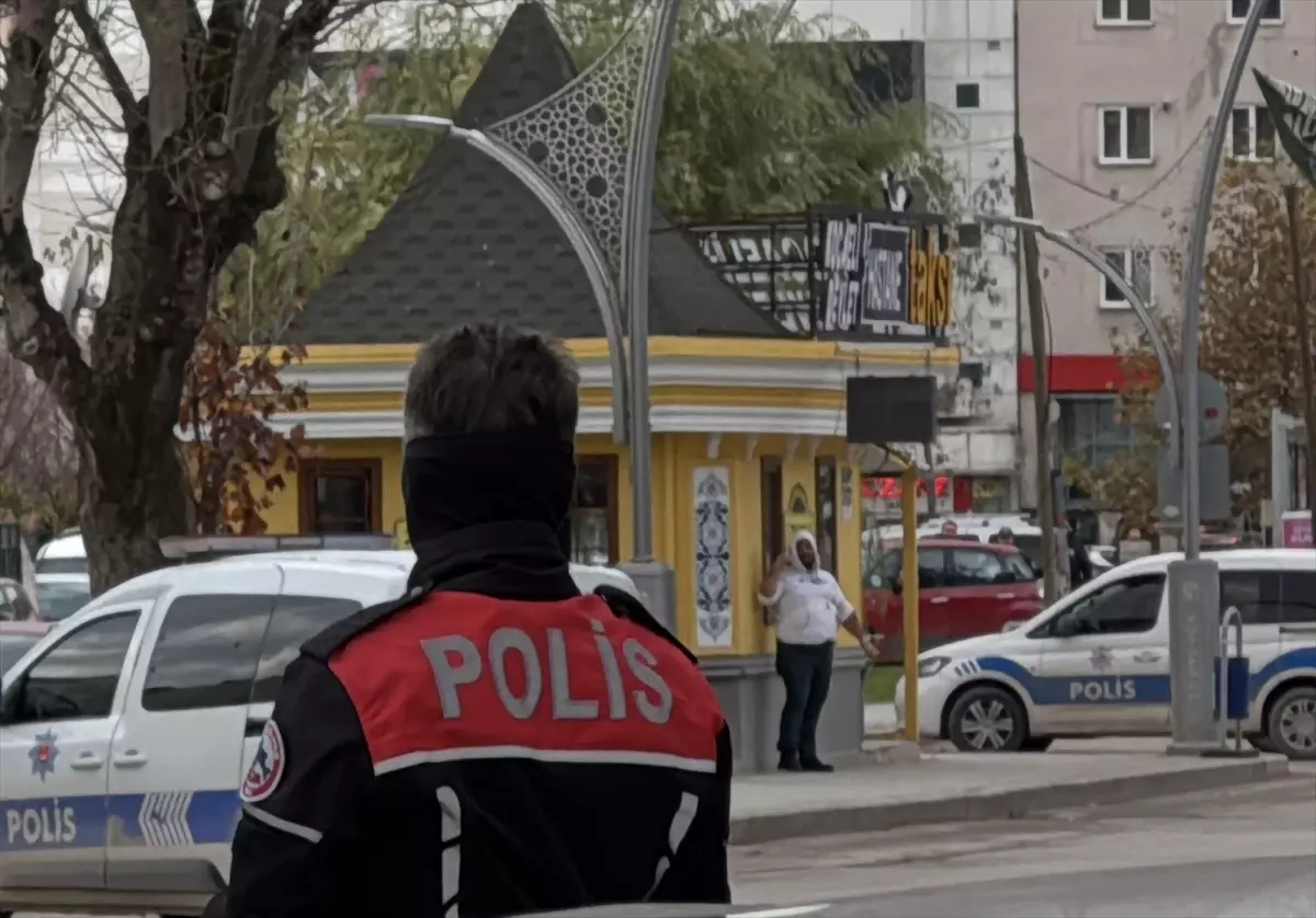 Kocaeli'de kendini taksi durağında bıçak ve silahla yaralayan kişi hastaneye kaldırıldı