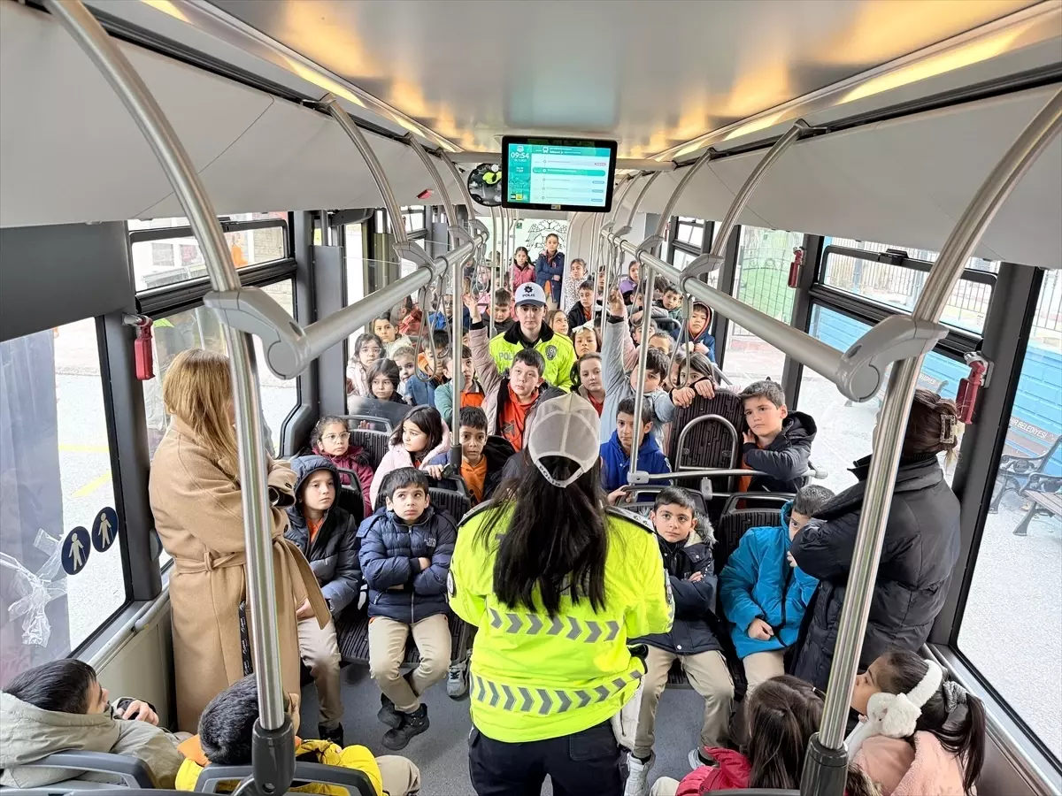 Konya'da ilkokul öğrencilerine toplu ulaşım kültürü 'otobüste' anlatılıyor