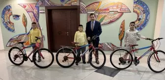 Konya'da okuldaki görüntüleri sosyal medyada ilgi çeken öğrencilere bisiklet hediyesi
