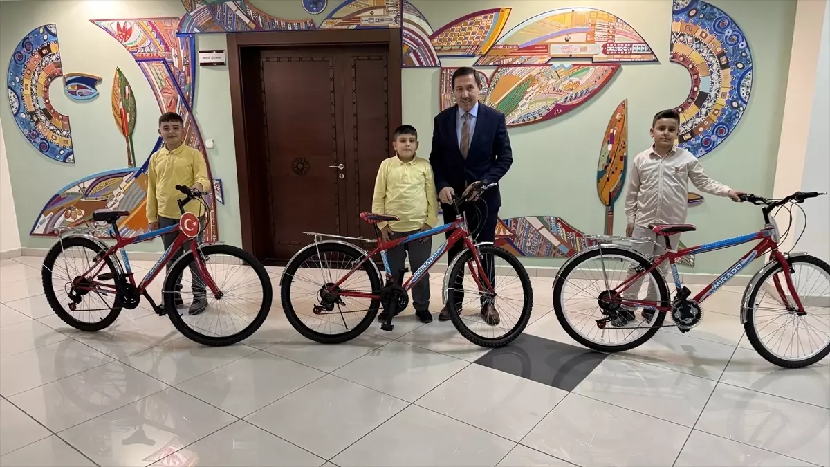Konya'da okuldaki görüntüleri sosyal medyada ilgi çeken öğrencilere bisiklet hediyesi
