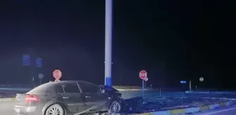 Konya'da tabela direğine çarpan otomobildeki 3 kişi yaralandı