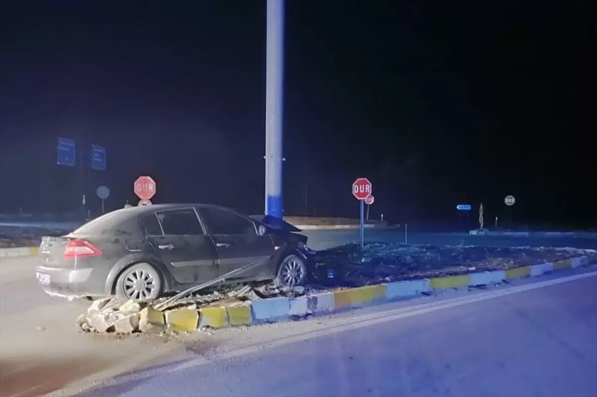 Konya'da tabela direğine çarpan otomobildeki 3 kişi yaralandı
