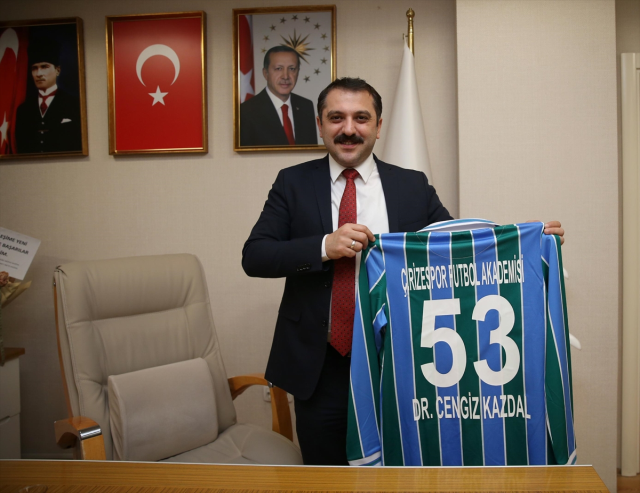 kulup doktoru rahatsizlandi yesil sahada bakin 19347907 3234 m