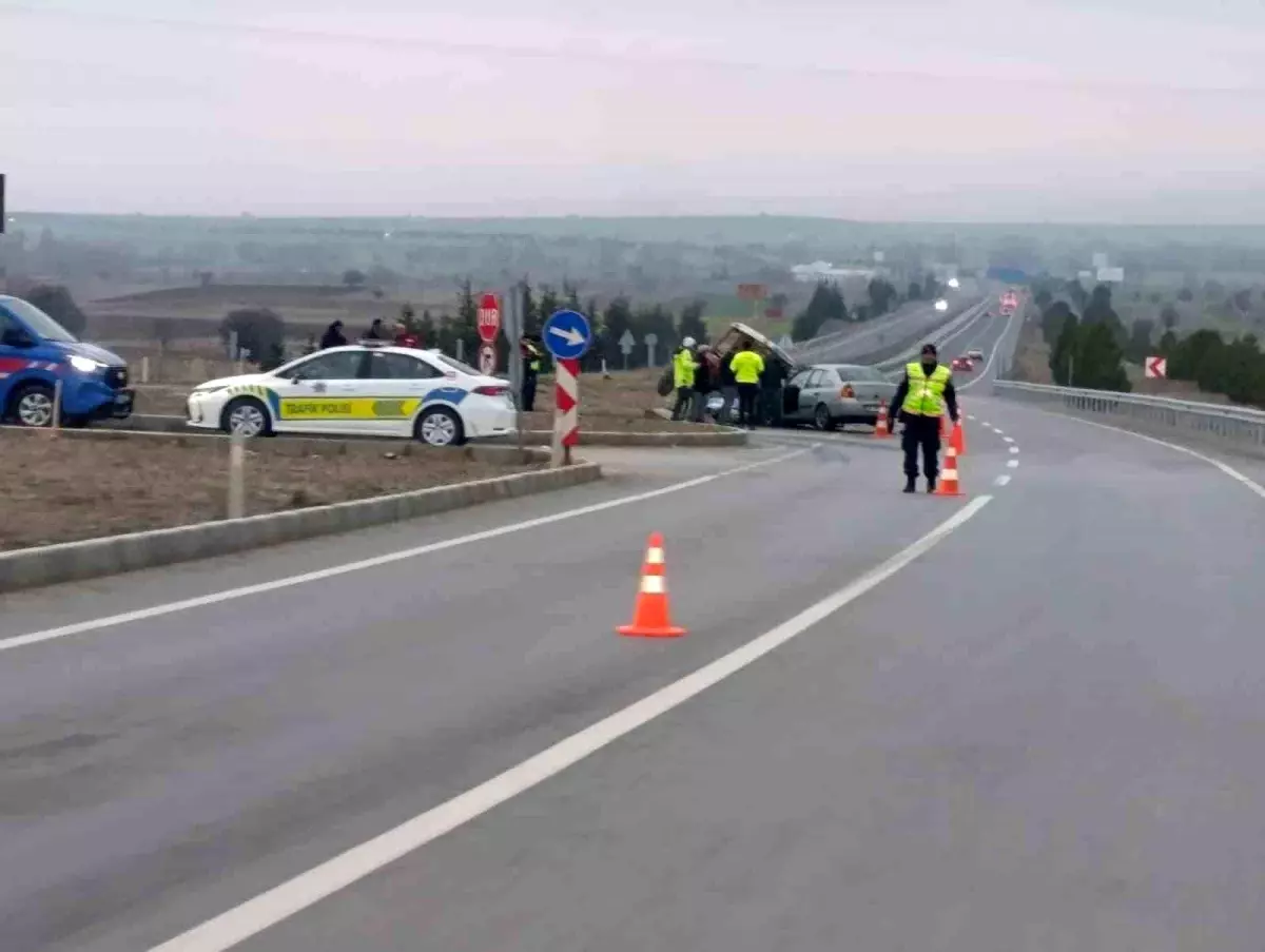 Kütahya'da otomobil ile traktör çarpıştı: 2 yaralı