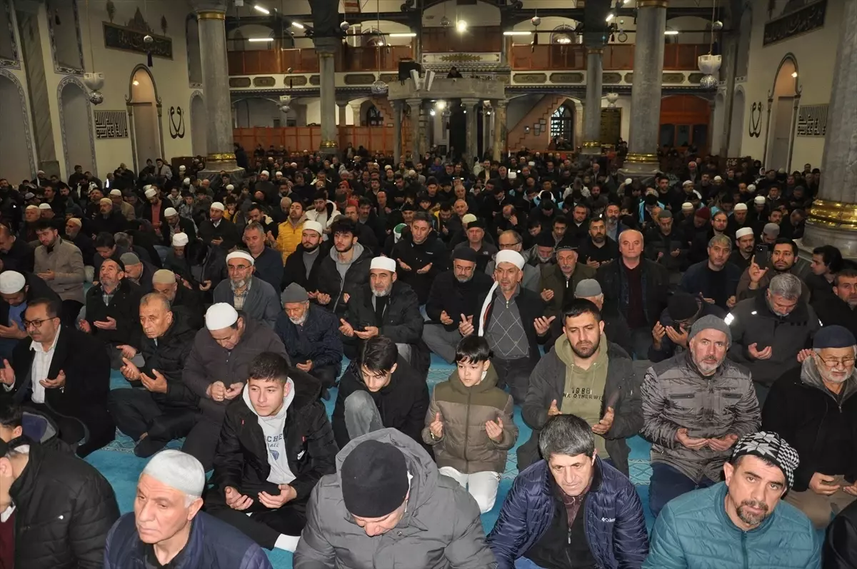 Kütahya'da vatandaşlar sabah namazında buluşarak Gazze ve Doğu Türkistan için dua etti