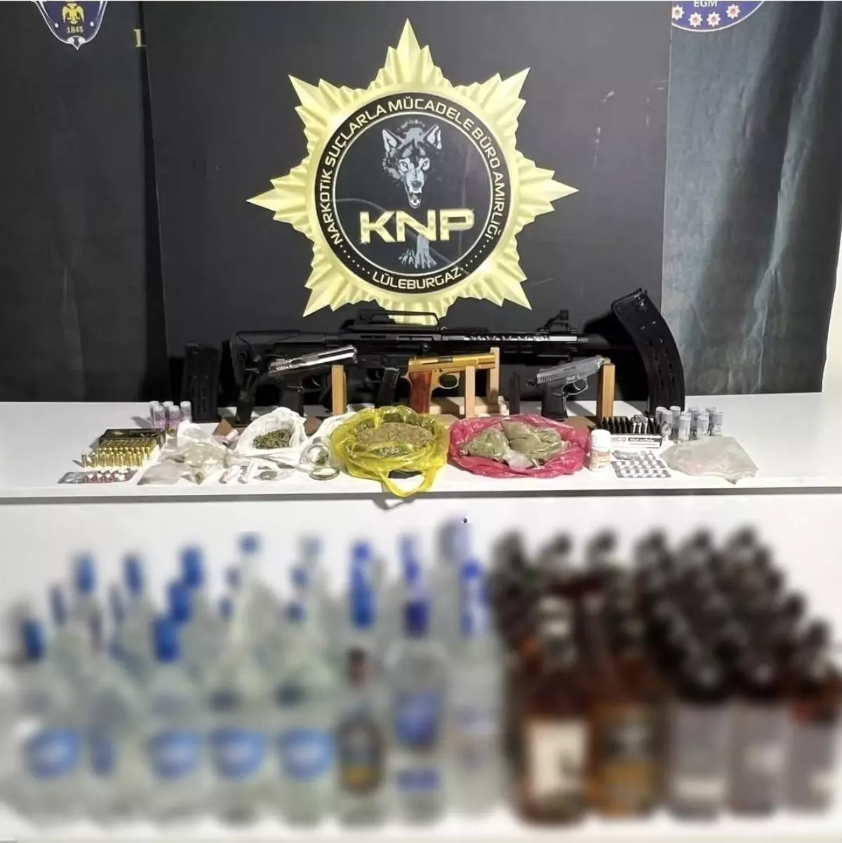 Lüleburgaz'da narkotik operasyonunda 20 gözaltı: Uyuşturucu, kaçak içki ve 3 adet silah ele geçirildi