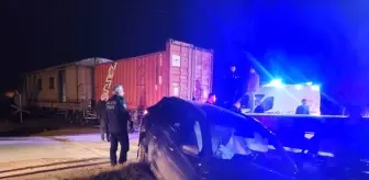 Malatya'da yük treninin otomobile çarpması sonucu 5 kişi yaralandı