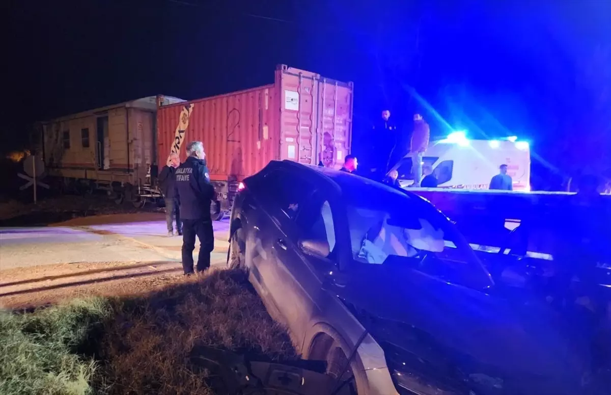 Malatya'da yük treninin otomobile çarpması sonucu 5 kişi yaralandı