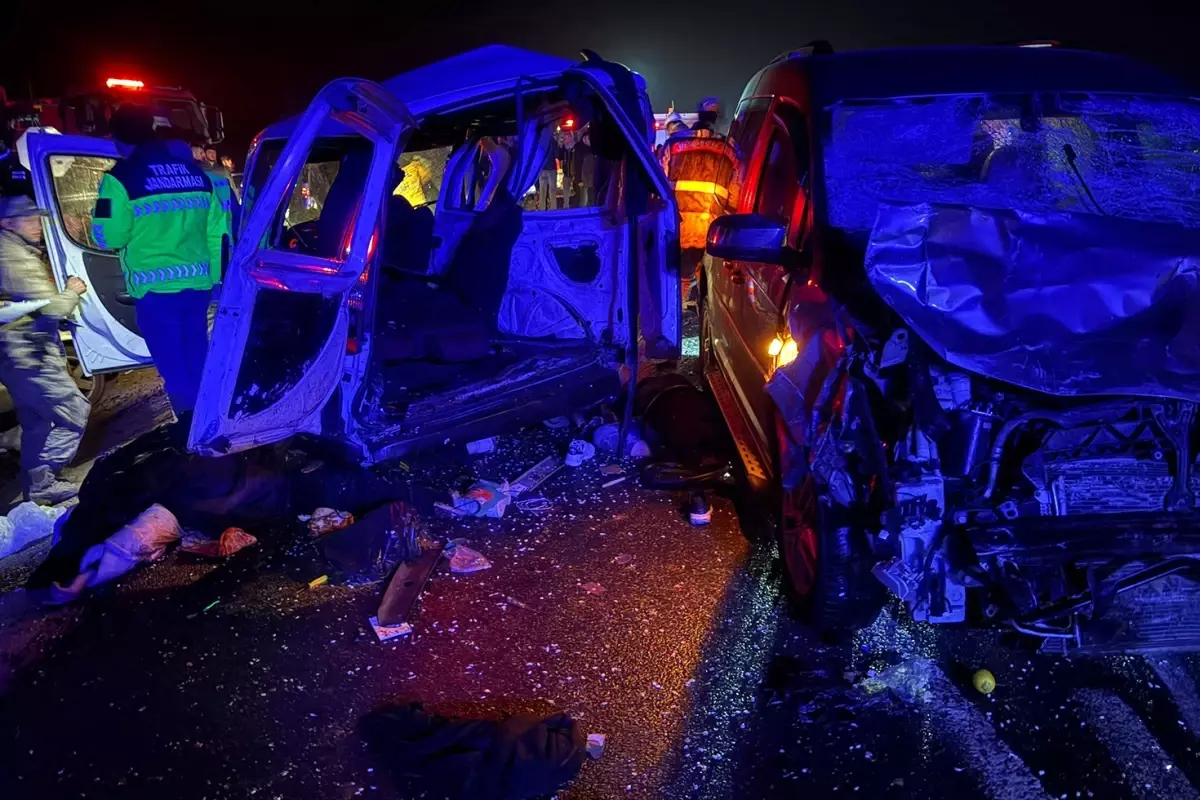 Mardin'de 3 aracın karıştığı trafik kazasında 4 kişi öldü, 5 kişi yaralandı