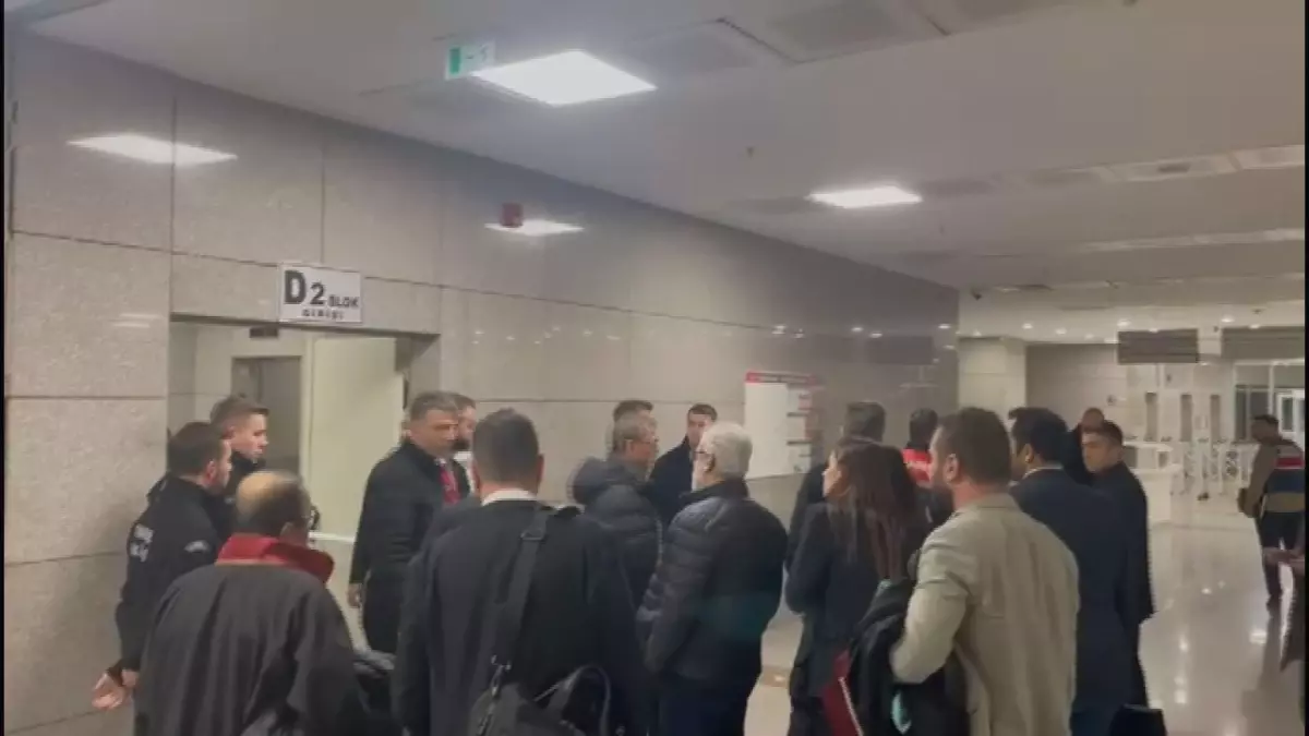 'Uyuşturucu' soruşturması kapsamında gözaltına alınan eski Habertürk Genel Yayın Yönetmeni sağlık kontrolü için Adli Tıp Kurumu'na getirildi