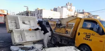 Mersin'in Akdeniz ilçesinde atıklar belediye ekiplerince toplandı