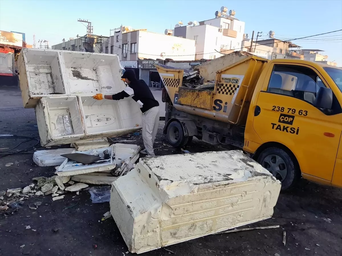 Mersin'in Akdeniz ilçesinde atıklar belediye ekiplerince toplandı