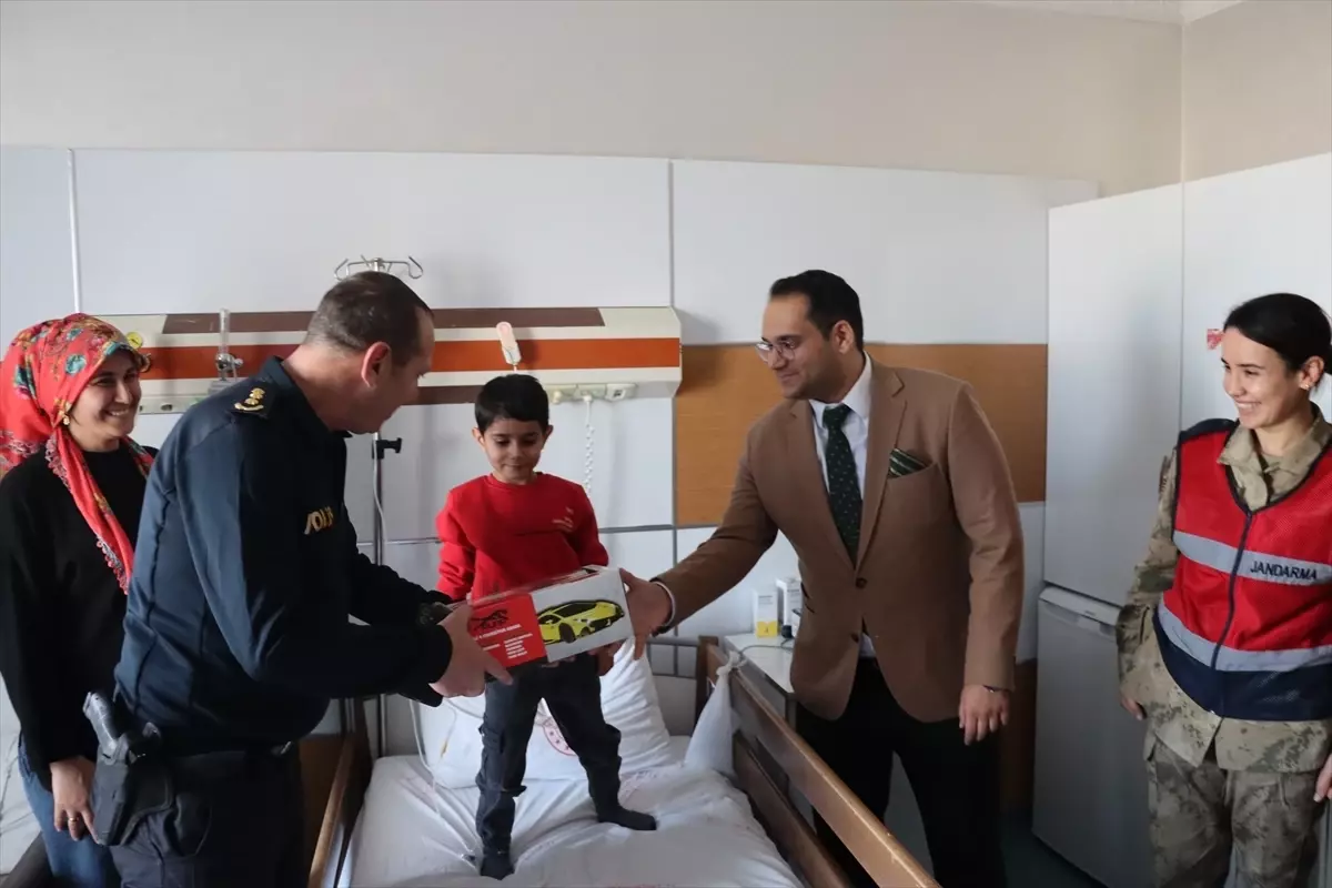 Midyat Devlet Hastanesi'nde 'Gülümse Midyat, Umut Çocuklarda' projesi sürüyor