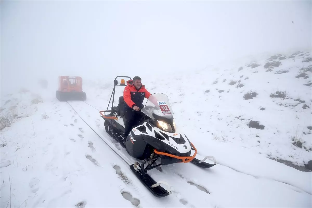 Muş'ta AFAD ekipleri kar ve sisli bölgede yaptıkları tatbikatlarla kış görevlerine hazırlanıyor