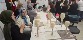 Muş'ta üniversite öğrencileri, köy çocukları için atık malzemelerle kuklalar yapıyor