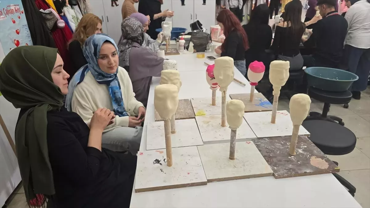 Muş'ta üniversite öğrencileri, köy çocukları için atık malzemelerle kuklalar yapıyor