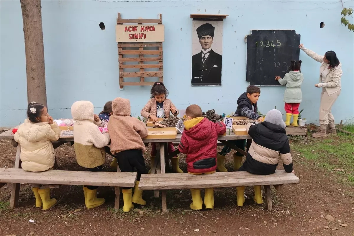 Okulun atıl bahçesini açık hava sınıfına dönüştürüp çocuklara doğayı sevdirdi