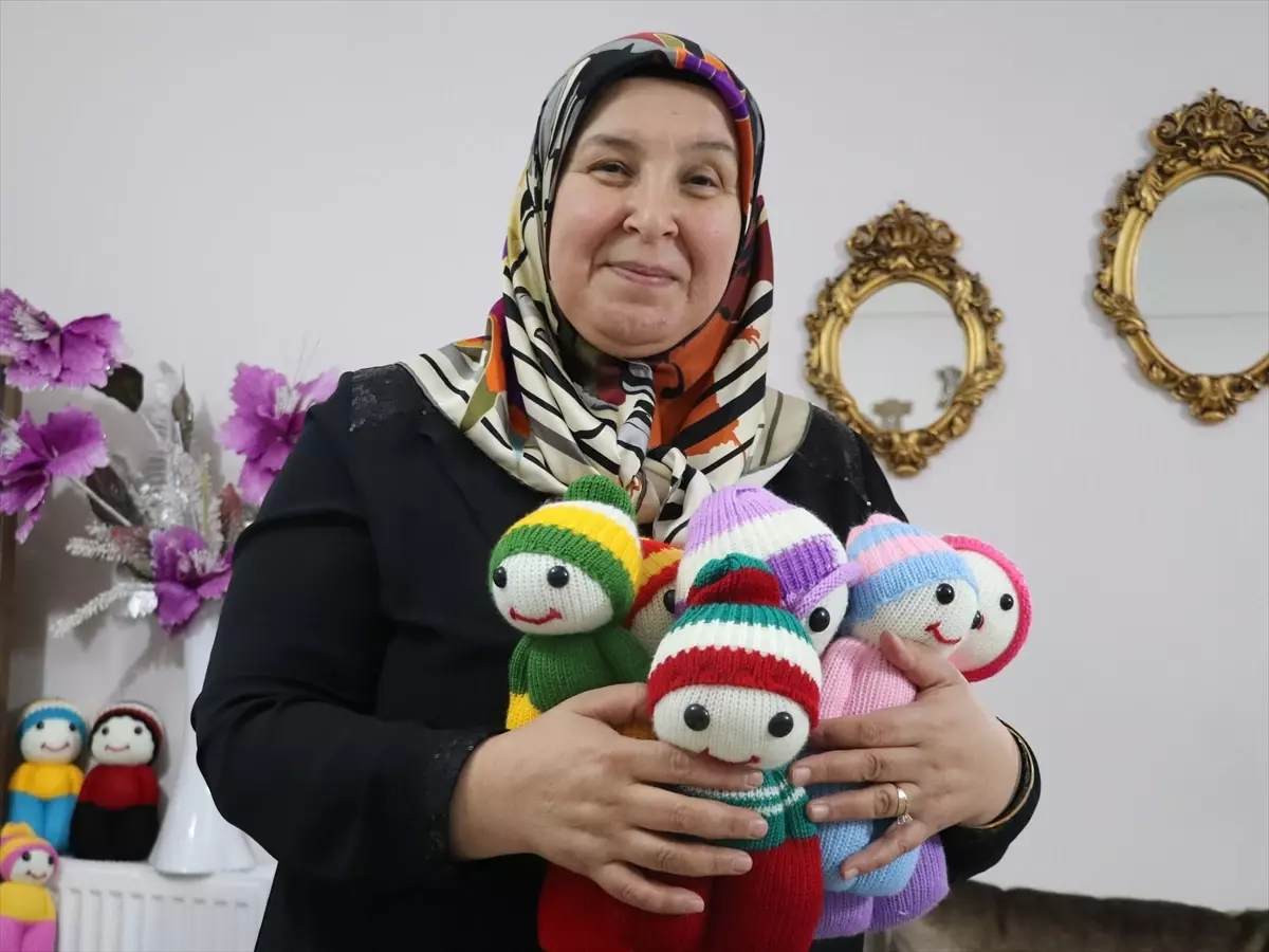 Ördüğü bebeklerle kimsesiz çocukları mutlu ediyor