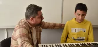 Otizmli Muhammed Yusuf, piyano melodileriyle hayatını renklendiriyor