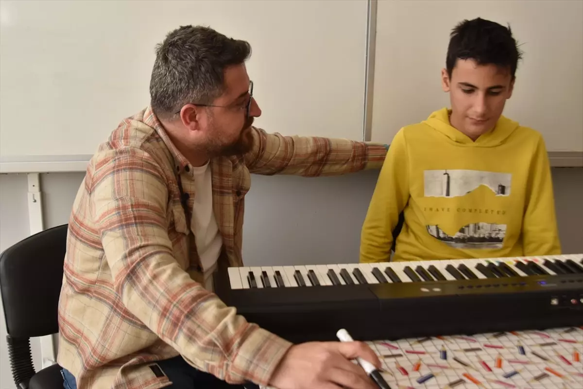 Otizmli Muhammed Yusuf, piyano melodileriyle hayatını renklendiriyor