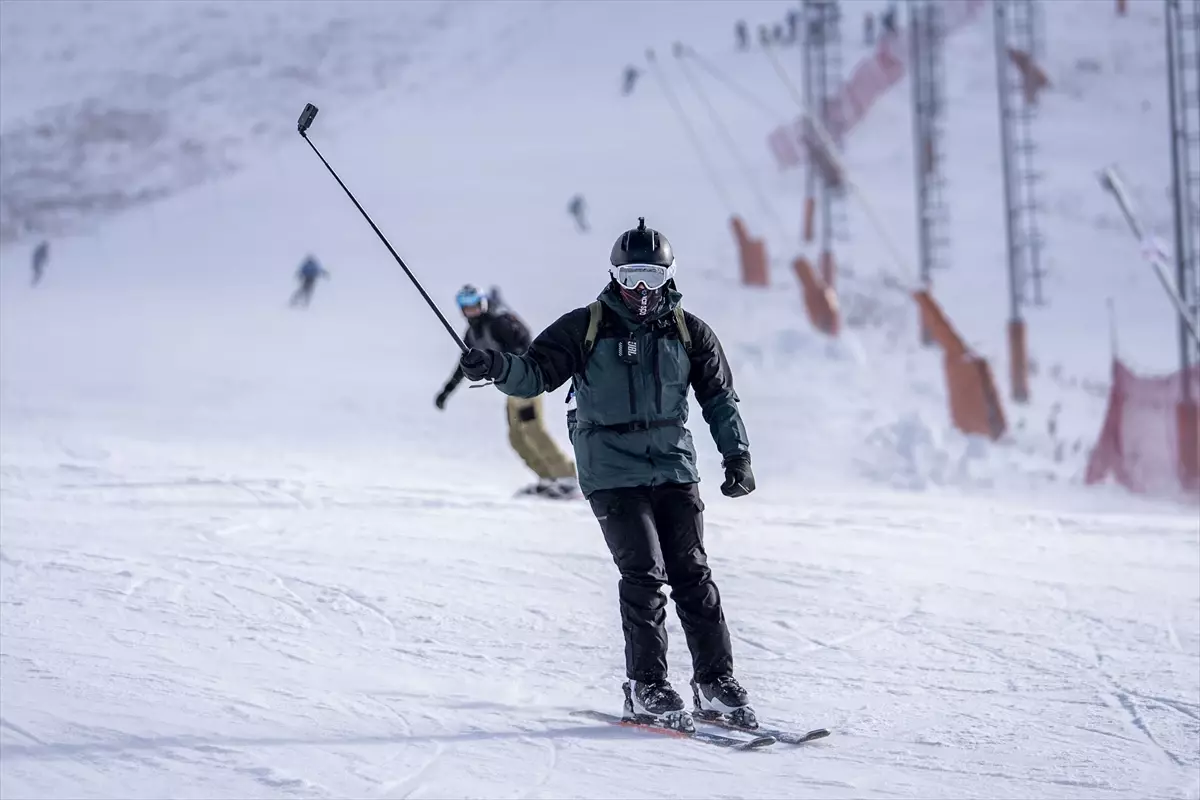 Palandöken ve Sarıkamış kayak merkezlerindeki bazı pistlerde kayak yapılmaya başlandı
