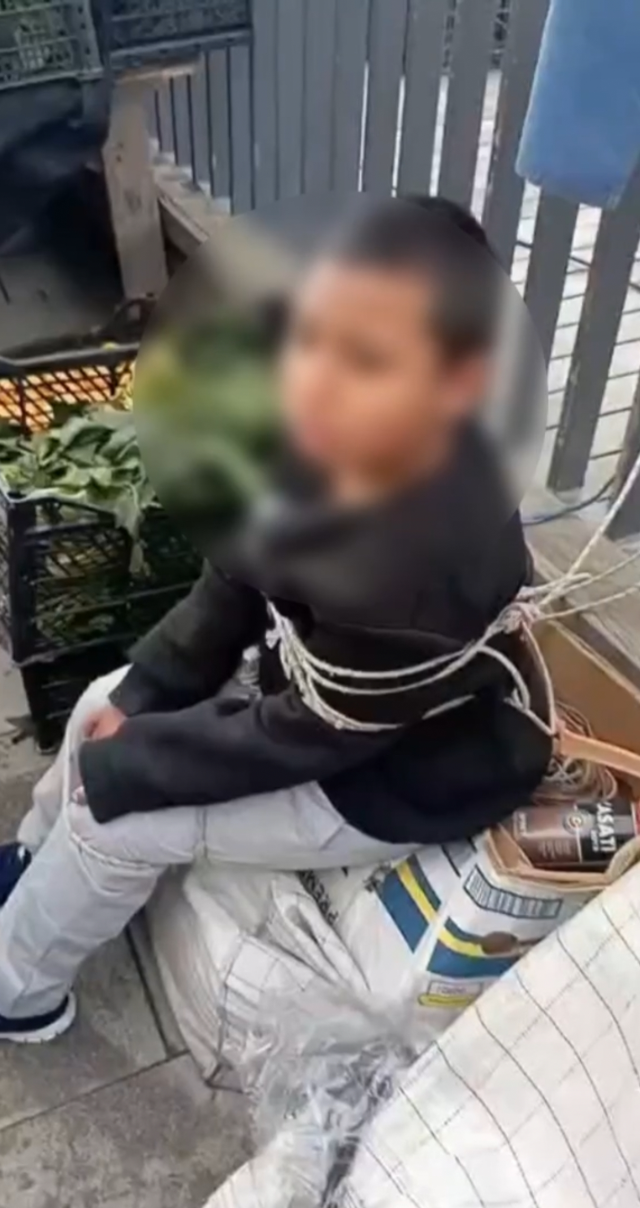 Pazarda eşofman çalan çocuğu iple bağladı: Seni anadan doğma edeceğim