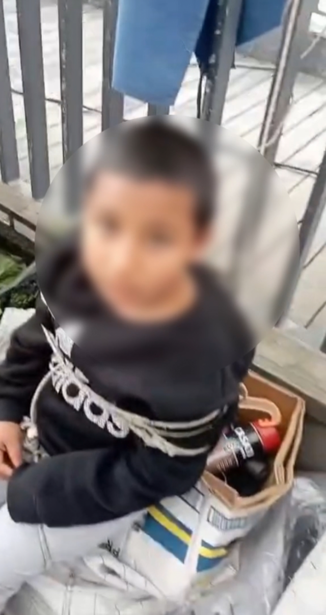 Pazarda eşofman çalan çocuğu iple bağladı: Seni anadan doğma edeceğim Pazarda eşofman çalan çocuğu iple bağladı: Seni anadan doğma edeceğim