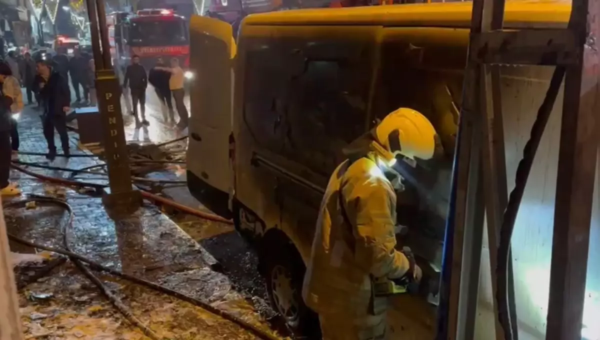 Pendik'te tekstil atölyesinde çıkan yangın söndürüldü