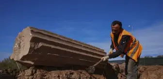 Romalı seçkinlerin kullandığı mermer küvet çeşme yalağına çevrilmiş