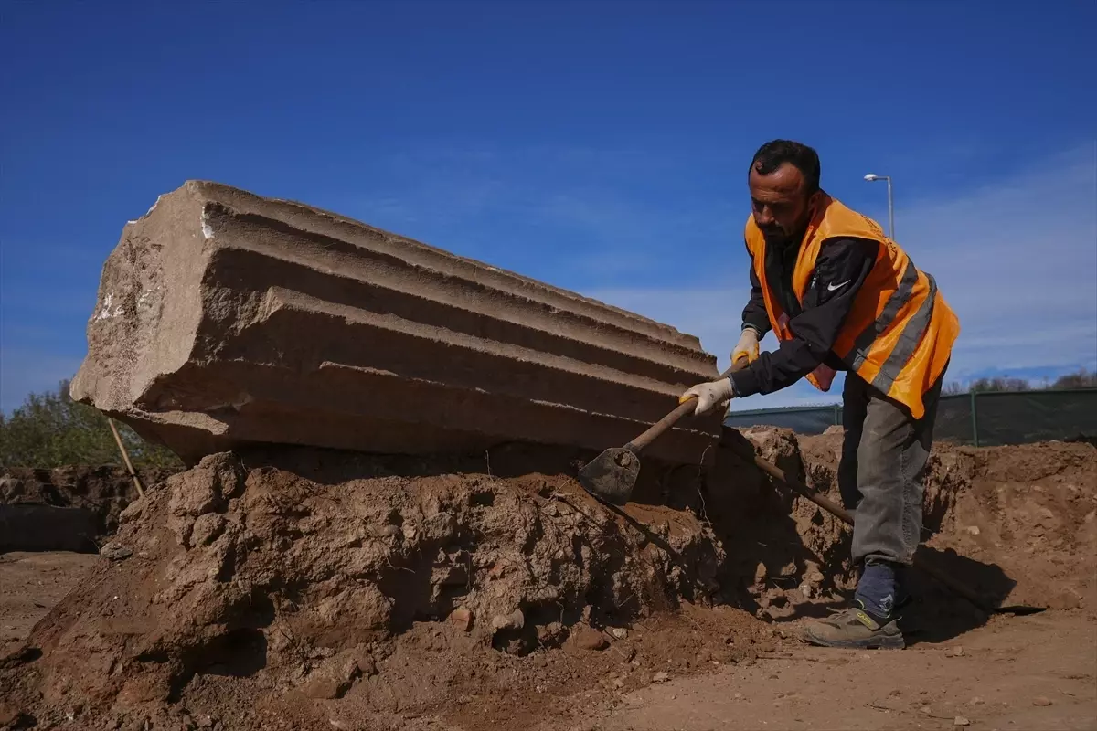 Romalı seçkinlerin kullandığı mermer küvet çeşme yalağına çevrilmiş